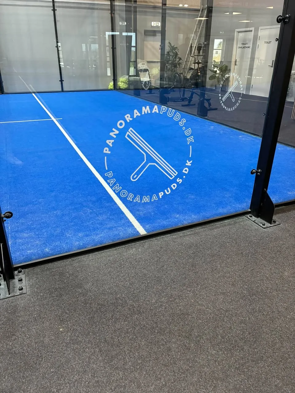 Bandereklame for PanoramaPuds på padelbanen i Odder